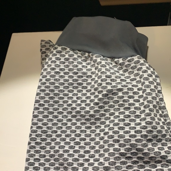 Popular stretchy booty enhancing leggings - Picture 3 of 3